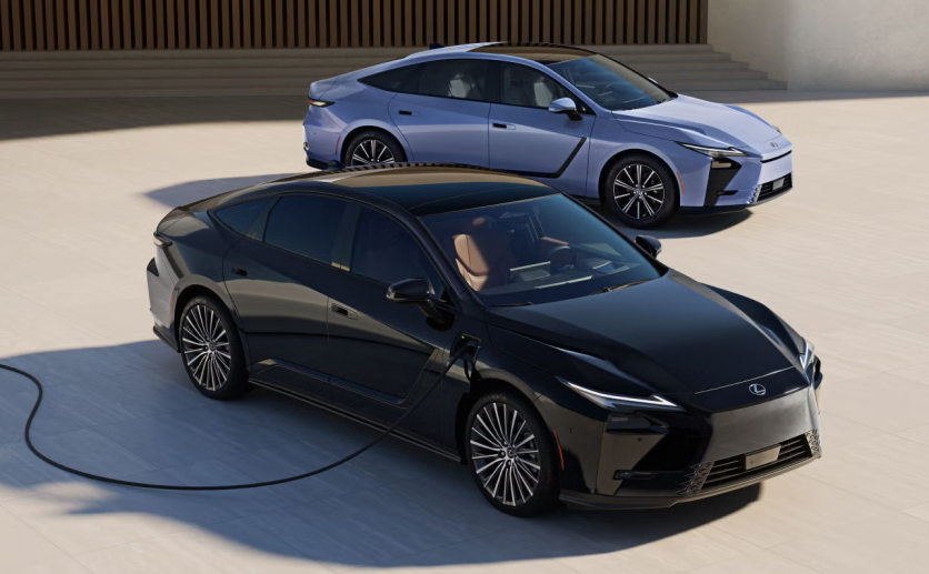 Lexus ES wint op ruimte en comfort, maar elektrische variant blijft achter op Mercedes